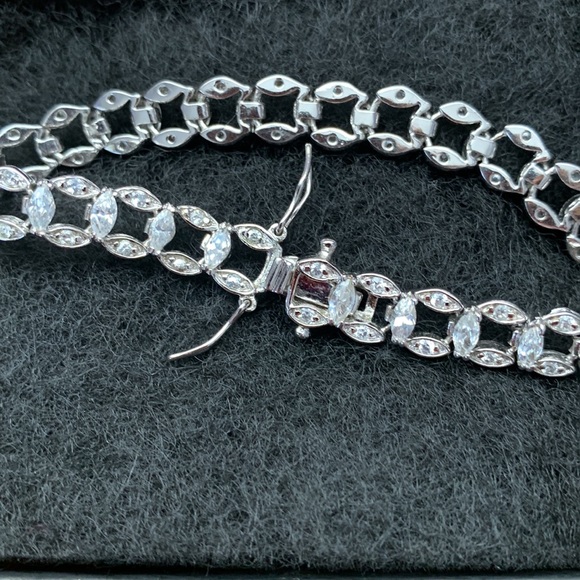 🎄Sterling silver (925) and crystal bracelet with clasp closure. - Picture 3 of 7